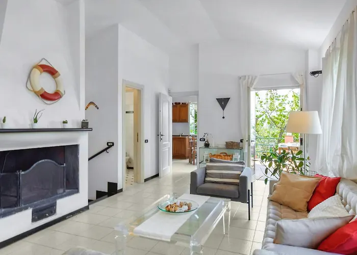 3 Bedroom Beautiful In Semesterbostad Rapallo